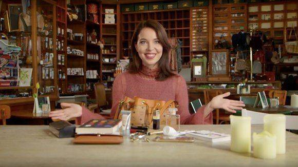 Julia Schygulla zeigt den "Instyle"-Fans, was in ihrer Tasche steckt.