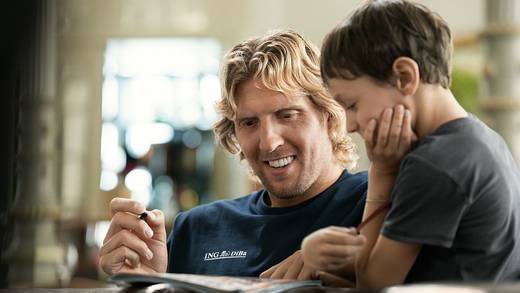 Dirk Nowitzki (l.) ist seit 16 Jahren Testimonial der Bank ING, bis vor kurzem als ING Diba bekannt.