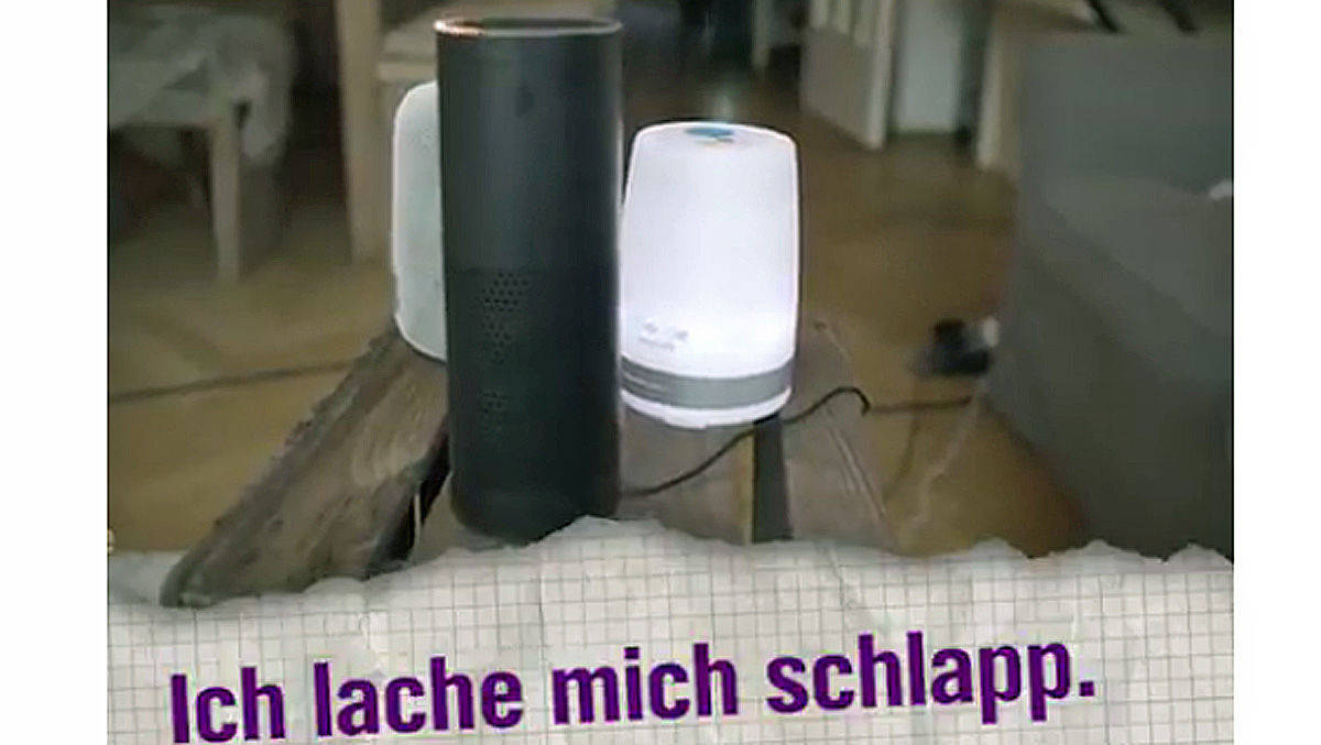 Jetzt haben sie es geschafft: In der Extra3-Satire sind die Sprachassistenten am Ruder.