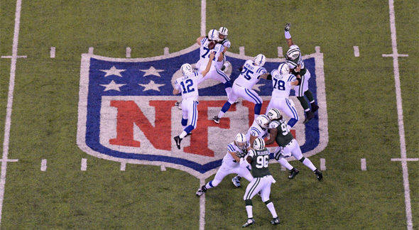 Das Finale der National Football League (NFL ) ist der Super Bowl am 5. Februar 2017. Hier eine Szene aus dem Spiel der Indianapolis Colts (in Weiß) gegen die New York Jets am 5. Dezember.