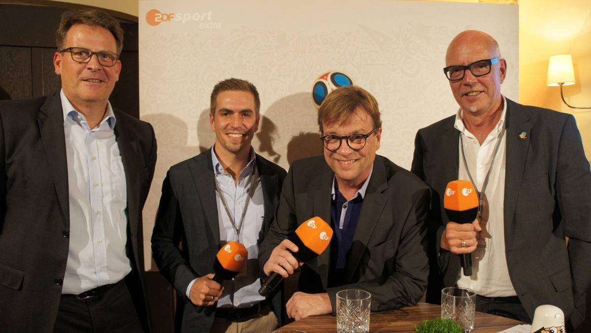 v.l.: Thomas Fuhrmann, Philipp Lahm, Béla Réthy und Hans-Joachim Strauch, Chef des ZDF Werbefernsehens.