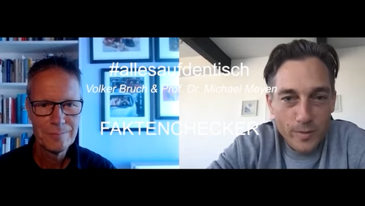 Eins von über 50 Videos von #allesaufdentisch: Schauspieler Volker Bruch (rechts) im Gespräch mit Kommunikationswissenschaftler Michael Meyen.