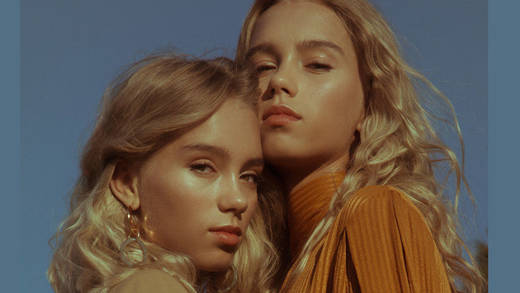 Lisa und Lena fingen im Alter von 13 Jahren an, lippensynchron Musikvideos nachzusingen und -tanzen. Heute sind sie Stars im Social Web.