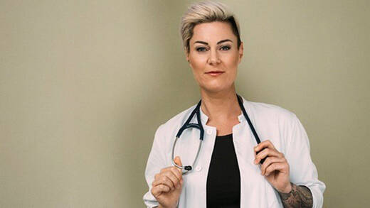 "Doc Caro" ist Host des neuen Podcasts der AOK Rheinland/Hamburg.