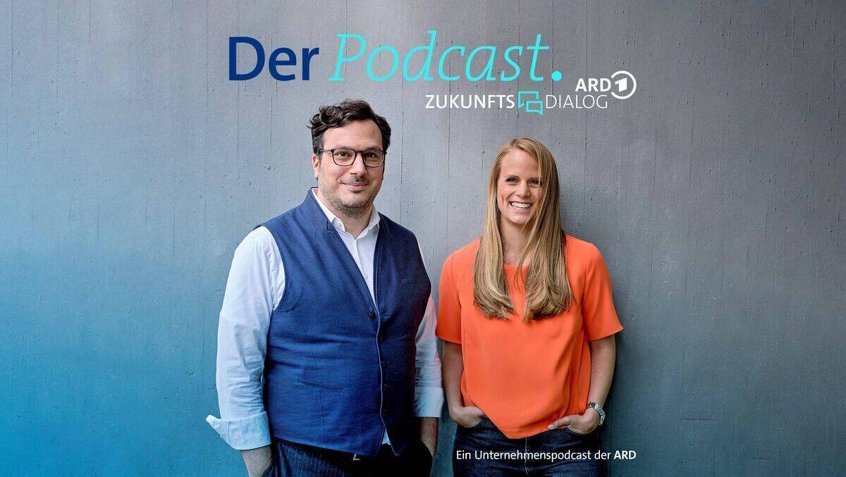 Svenja Kellershohn und Birand Bingül (li.) sind die Hosts des neuen ARD-Podcasts.
