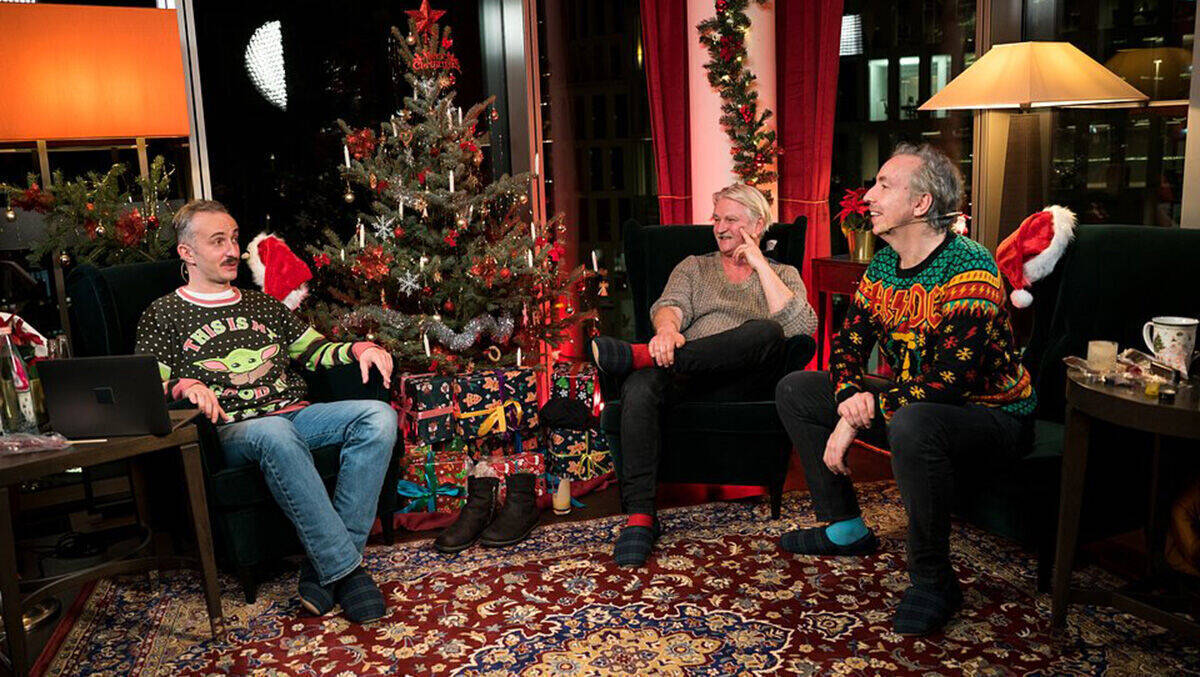 Jan Böhmermann (li.) und Olli Schulz plauderten in Weihnachtspullis mit Gästen wie Detlev Buck und sammelten dabei Spenden ein.