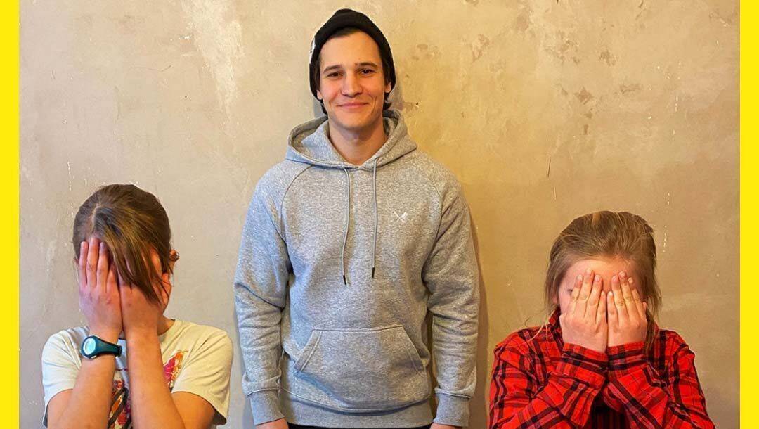 Popstar Wincent Weiss ist Gast im Podcast "Mit Vergnügen" und lässt sich dort von Kindern befragen.