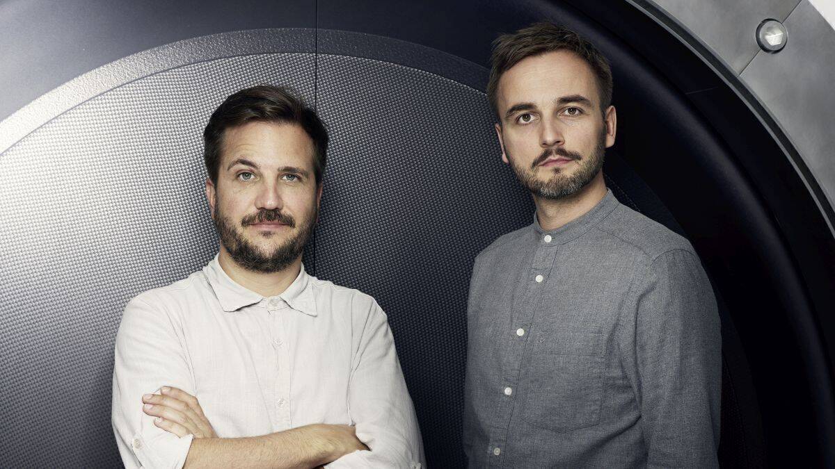 Paul-Christian Brenndörfer, Head of Portfolio Strategy bei Jung von Matt und Julian Krohn, Creative Director bei White Horse Music.