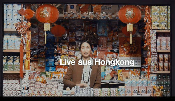 Live und in 3D am Kö-Bogen: die Kioskfrau aus Hongkong.