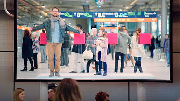 Ein herzliches Willkommen von Angehörigen schon am Gepäckband schenkte die Telekom den Passagieren am Flughafen Köln/Bonn.