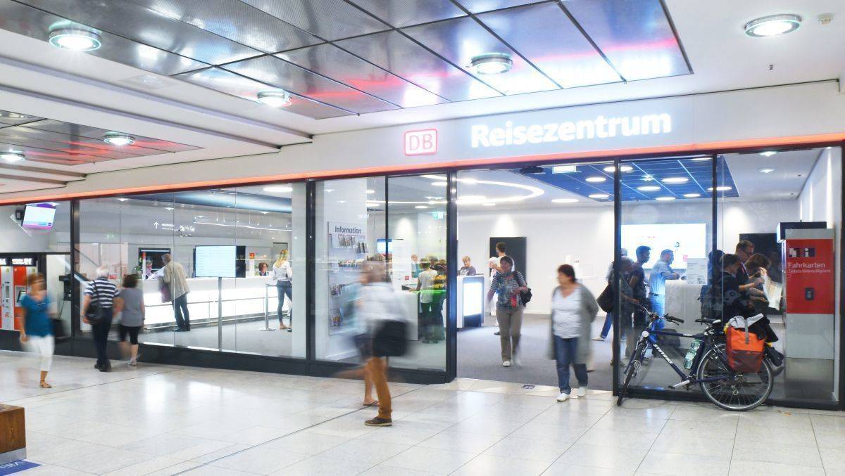 Im Leipziger DB Reisezentrum wurde erstmals ein neues Raum- und Servicekonzept umgesetzt, das den personen- und selbstbedienten Verkauf stärker miteinander vernetzt. Die Bahn möchte damit auf das veränderte Kundenverhalten reagieren. 