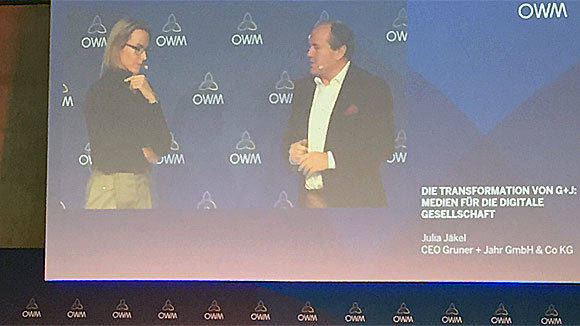 Julia Jäkel mit Moderator Wolfram Kons bei der OWM-Tagung.