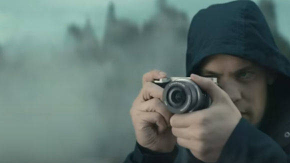 Schnelle Kamera in großen Torwarthänden: Manuel Neuer im Sony-Spot. 