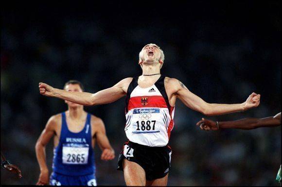 Außenseiter-Jubel: Nils Schumann gewinnt überraschend die 800 m bei den Olympischen Spielen in Sydney 2000.