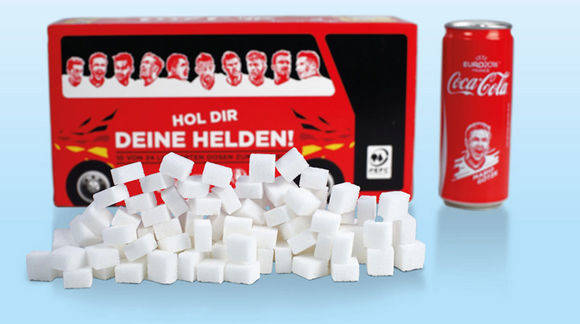 Ein Aktionsbild von Foodwatch zeigt die Menge Zucker, die in einem Sammelpack Coke (10 Dosen) enthalten ist.