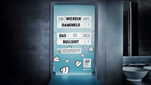 Einfach aufklappen und fertig ist der Wickeltisch: das "Wickel-Plakat" von Little Big Change und Jung von Matt Havel.