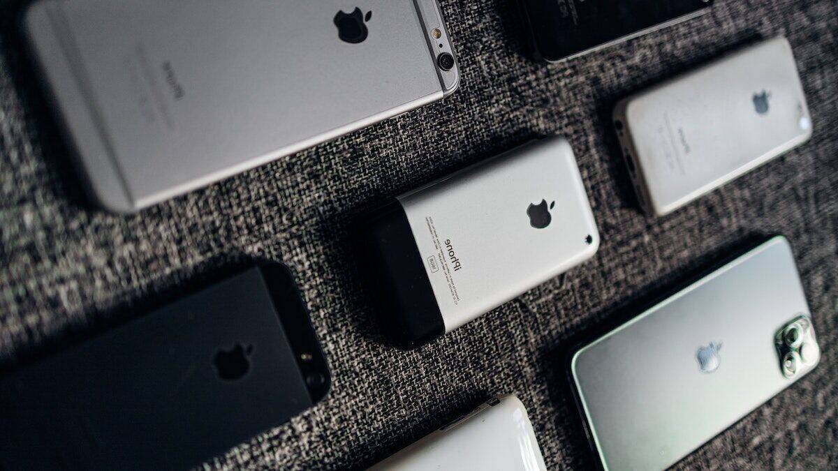 Technikaffine Endkund:innen können ihre Apple-Geräte bald eigenstädnig reparieren.