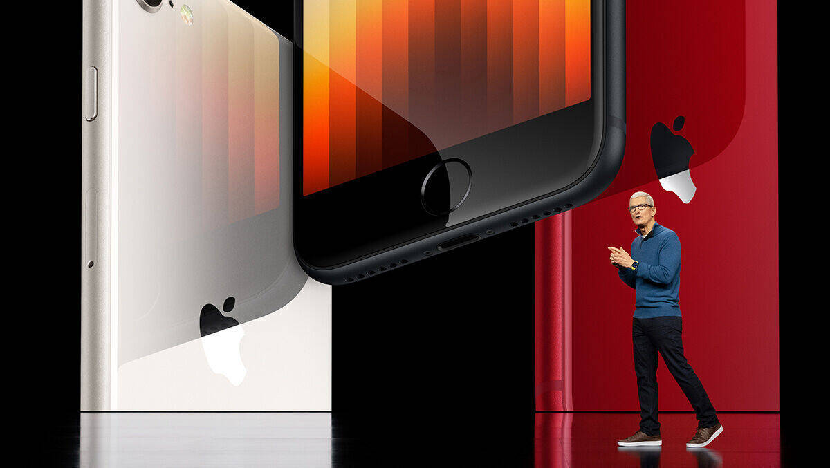Tim Cook und das iPhone SE 3. Der darin eingebaute Chip bleibt auch 2022 aktuell.