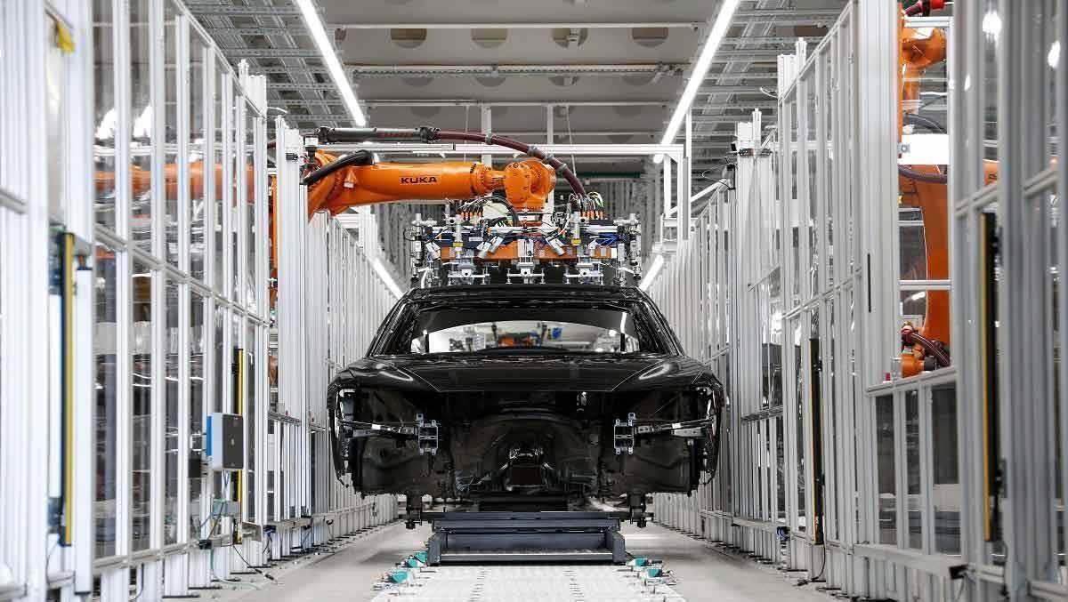 Audi und Hyundai nehmen die Produktion an einigen Standorten langsam wieder auf - andere Hersteller warten noch ab.