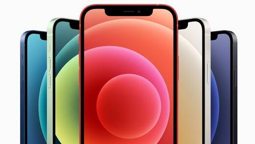 Das iPhone 12 mini mit 5,4-Zoll-Display liegt auf dem iPhone 12 mit 6,1 Zoll.