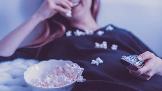 Ab aufs Sofa, Popcorn - und los geht das Streamen. Geht's nach den Deutschen, am liebsten bei Netflix.