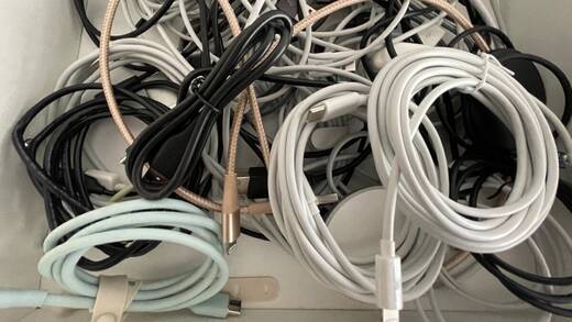 Dieser Blick in die Schublade tut weh: Das Ladekabel-Chaos nervt.