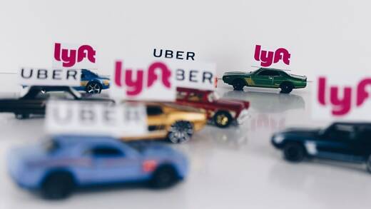 Uber und Lyft hoffen darauf, dass die Kalifornier bei einer Abstimmung einer Ausnahme vom Gesetz für Fahrdienste zustimmen.