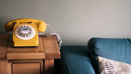 Immer weniger Menschen telefonieren über Festnetz.