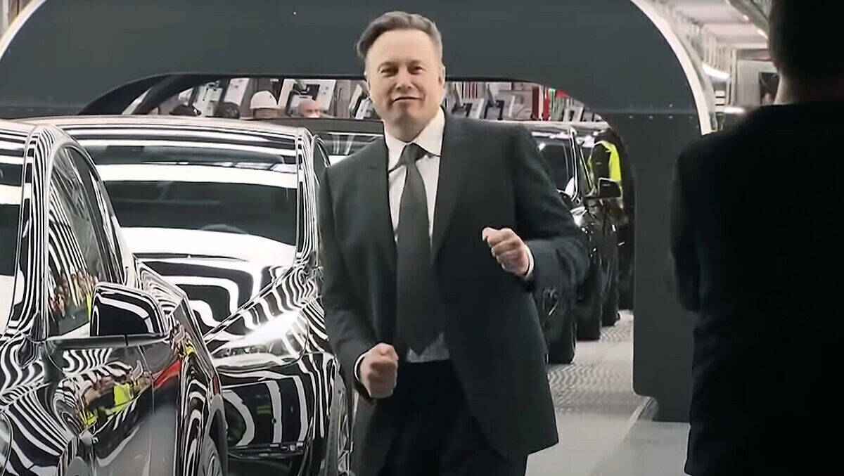 Elon Musk tanzt beim Tesla-Opening in Grünheide – und wird immer noch steinreicher.