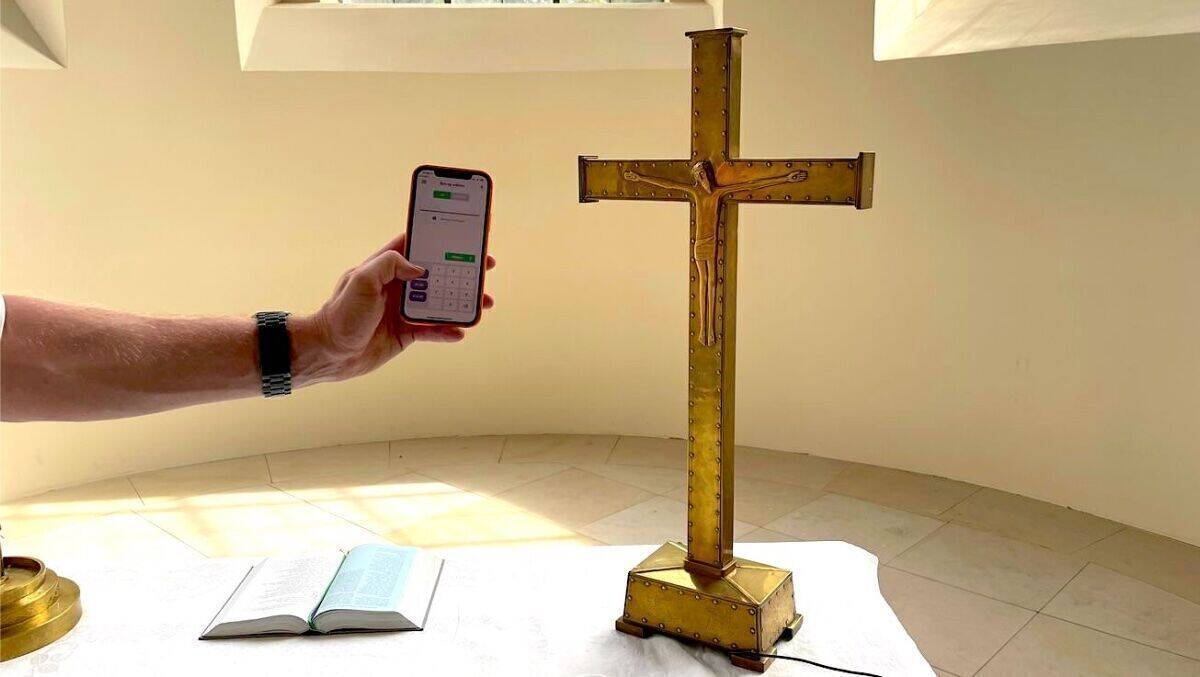 Mit dem Smartphone kann direkt im Gottesdienst gespendet werden.