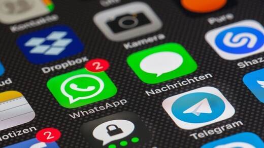 Grünes Icon, aber blauer Text in Chats: Das ist iMessage (2. Icon v.r.).