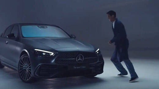 Zach King, Meister der digitalen Illusion, entdeckt in der YouTube-Präsentation von Mercedes-Benz die neue C-Klasse.