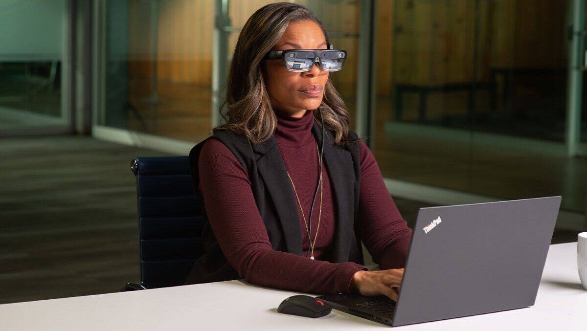Die Augmented-Reality-Brille von Lenovo ist speziell für Unternehmen entwickelt worden und blendet virtuelle Zusatzbildschirme ein.