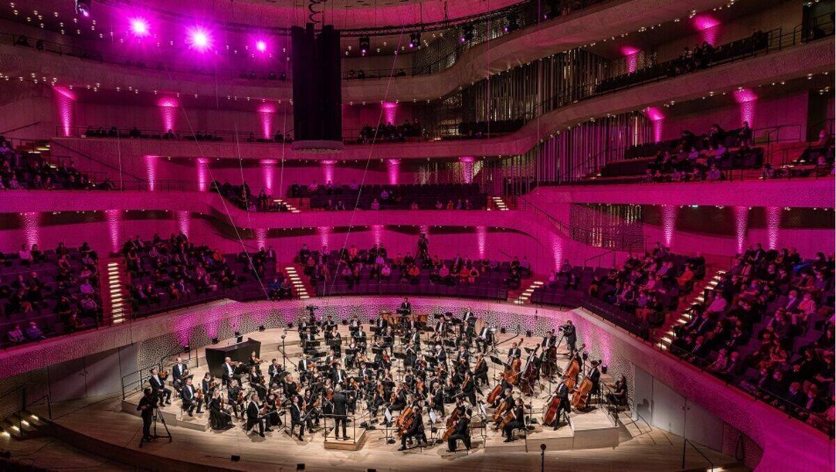 Das Beethoven Orchester Bonn spielt unter Leitung von Generalmusikdirektor Dirk Kaftan.
