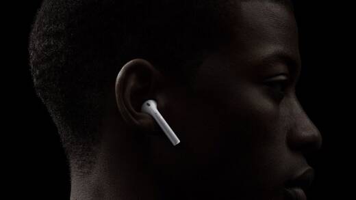Nicht das neue Modell, aber günstig: Die AirPods der 2. Generation sind in Kürze bei Aldi im Regal zu finden.