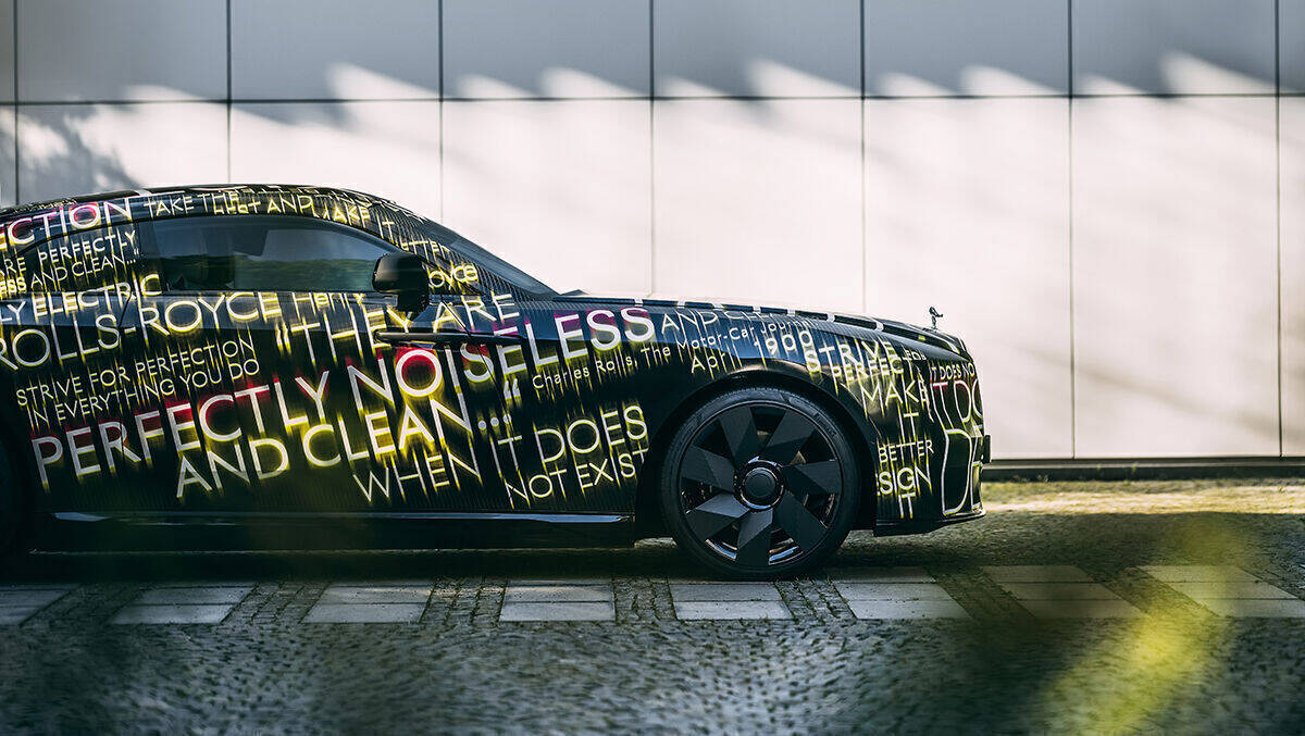 „Strebe in allem, was du tust, nach Perfektion.“ Eine der Aufschriften auf den PR-Fotos des neuen Rolls-Royce Spectre.