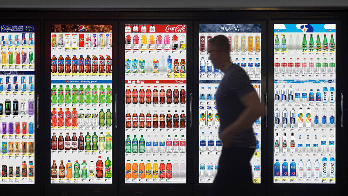 Neuer Supermarkt-Kühlschrank mit Werbung statt mit Fenstern.