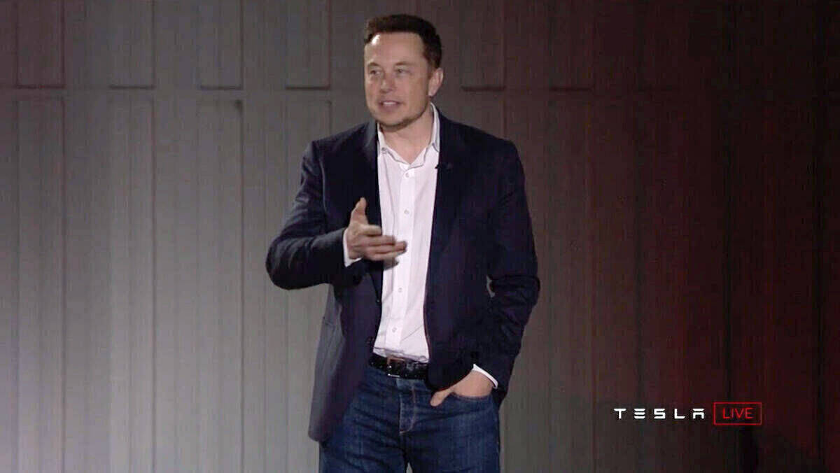 Mit der Fertigstellung der Tesla-Fabrik in Grünheide bei Berlin will Elon Musk mehr Zeit in Deutschland verbringen.