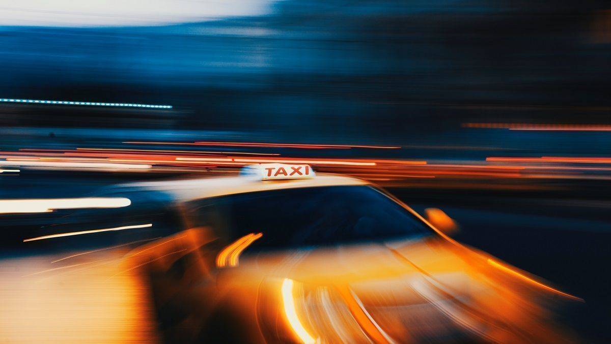 Laut einem Gerichtsurteil benötigt der Taxi-Konkurrent Uber nun unter anderem auch selbst eine Mietwagenkonzession.