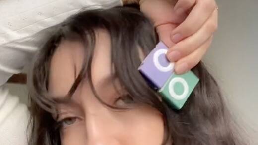 Haarige Sache: Der alte iPod shuffle als Haarspange.