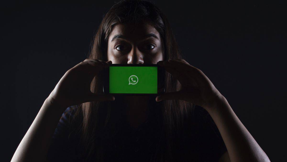 Da die Nachrichten bei WhatsApp verschlüsselt sind, kann WhatsApp nicht direkt eingreifen.
