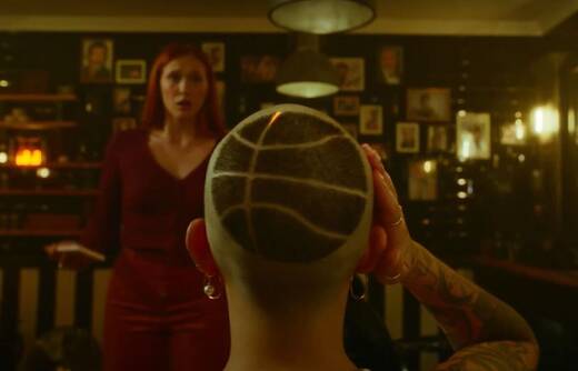 Basketball schauen und Haare schneiden - keine gute Idee.