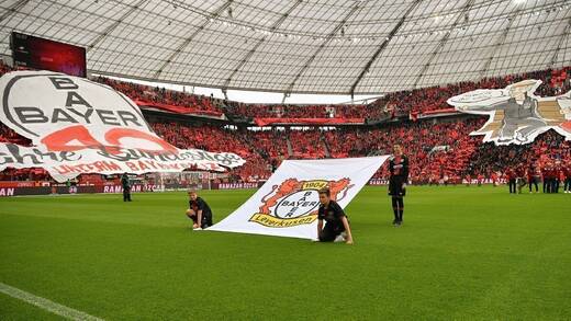 2019 jährte sich der Aufstieg in Liga eins zum 40. Mal. Die Fans feierten das mit einer schwarz-roten Choreografie.