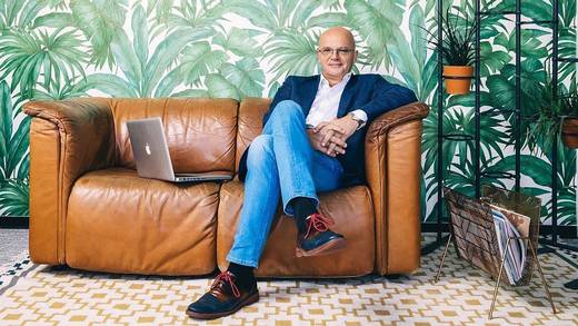 Rainer Laux holt die "Normalos" zurück in den Container.