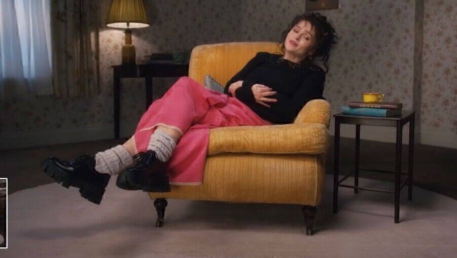 Die britische Schauspielerin Helena Bonham Carter hat im Weihnachtsspot der Frauen-Business-Dating-App Bumble einige amüsante Tipps parat.