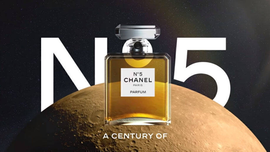 Chanel No.5 war sogar schon auf dem Mond. Jetzt feiert die Marke 100. Geburtstag.
