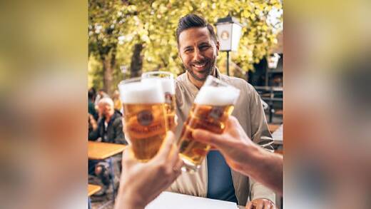 Claudio Pizarro fühlt sich wohl im Paulanergarten.