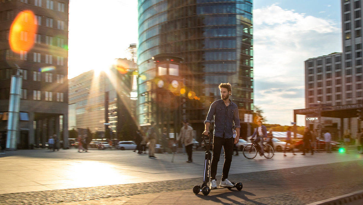 Eine Bluetooth-Schnittstelle des Audi e-tron Scooter erlaubt fahrdynamische Einstellungen. Die Designer arbeiten an Trittbrettern aus Holz oder Carbon sowie an verschiedene Designs in Grau und Schwarz.