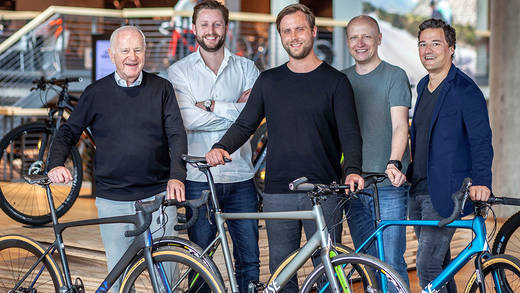 v.l.n.r.: Familienunternehmer Erwin Rose, Digitalagenturgründer Tim Böker und Sebastian Bomm, Geschäftsführer Thorsten Heckrath-Rose und Marcus Diekmann