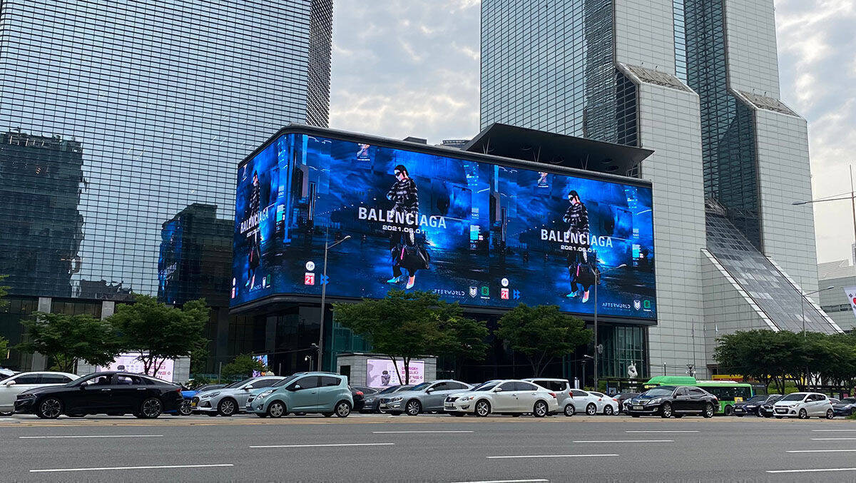 Balenciaga ließ die neue Kollektion 2021 im Videospiel  "Afterworld" erscheinen.